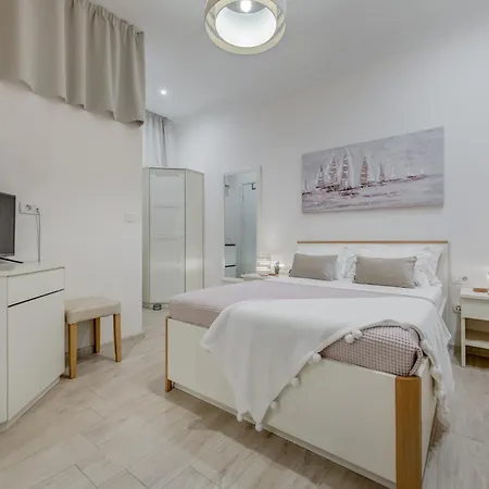 Guest house Victoria Luxury - Downtown 4*