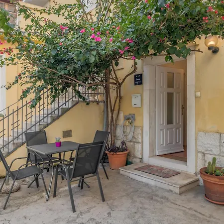 Guest house Victoria Luxury - Downtown 4*