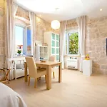 Victoria Luxury - Downtown Gasthuis 4*